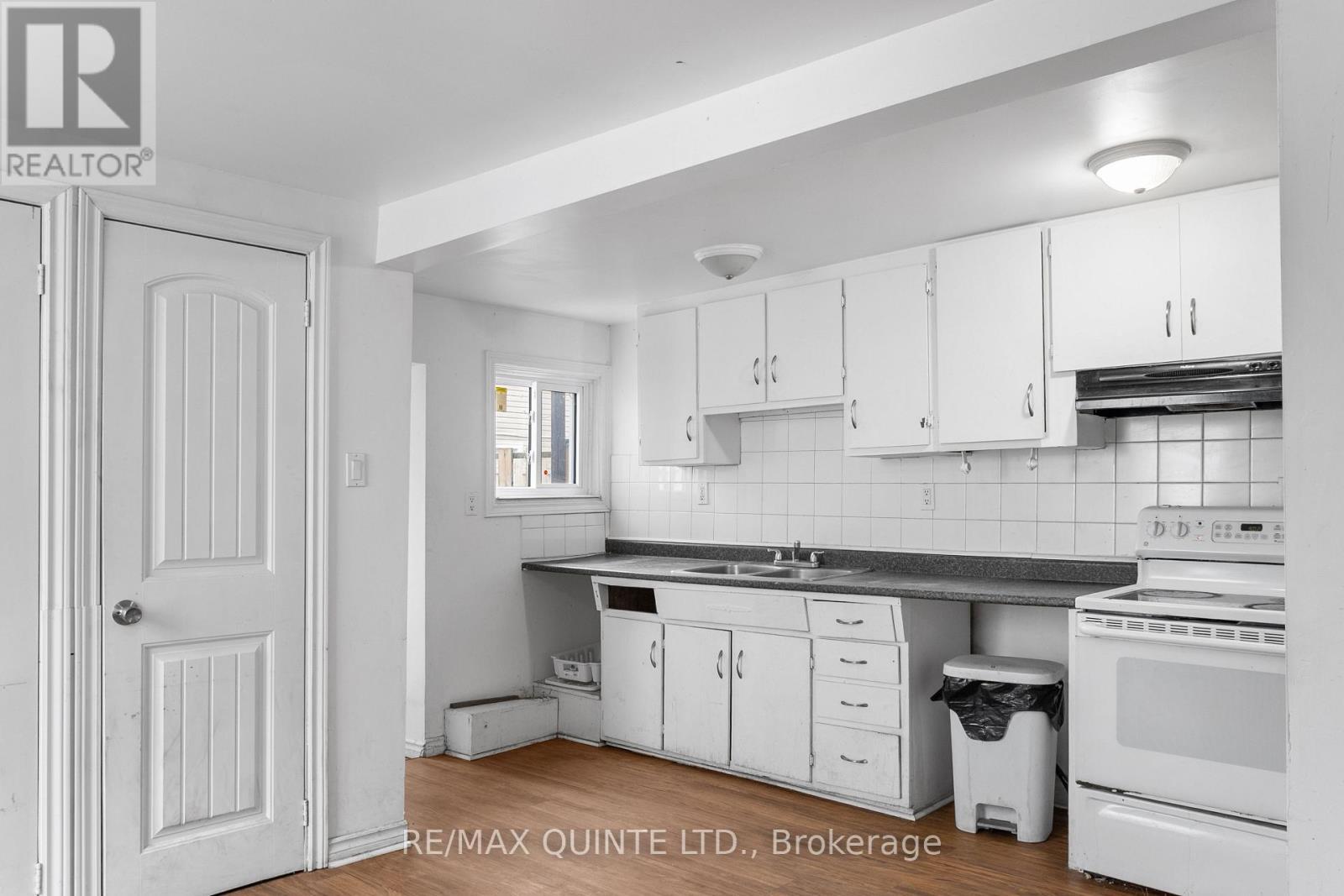 79 South Church Street, Belleville (Belleville Ward), ON - Indoor Photo Showing Kitchen With Double Sink