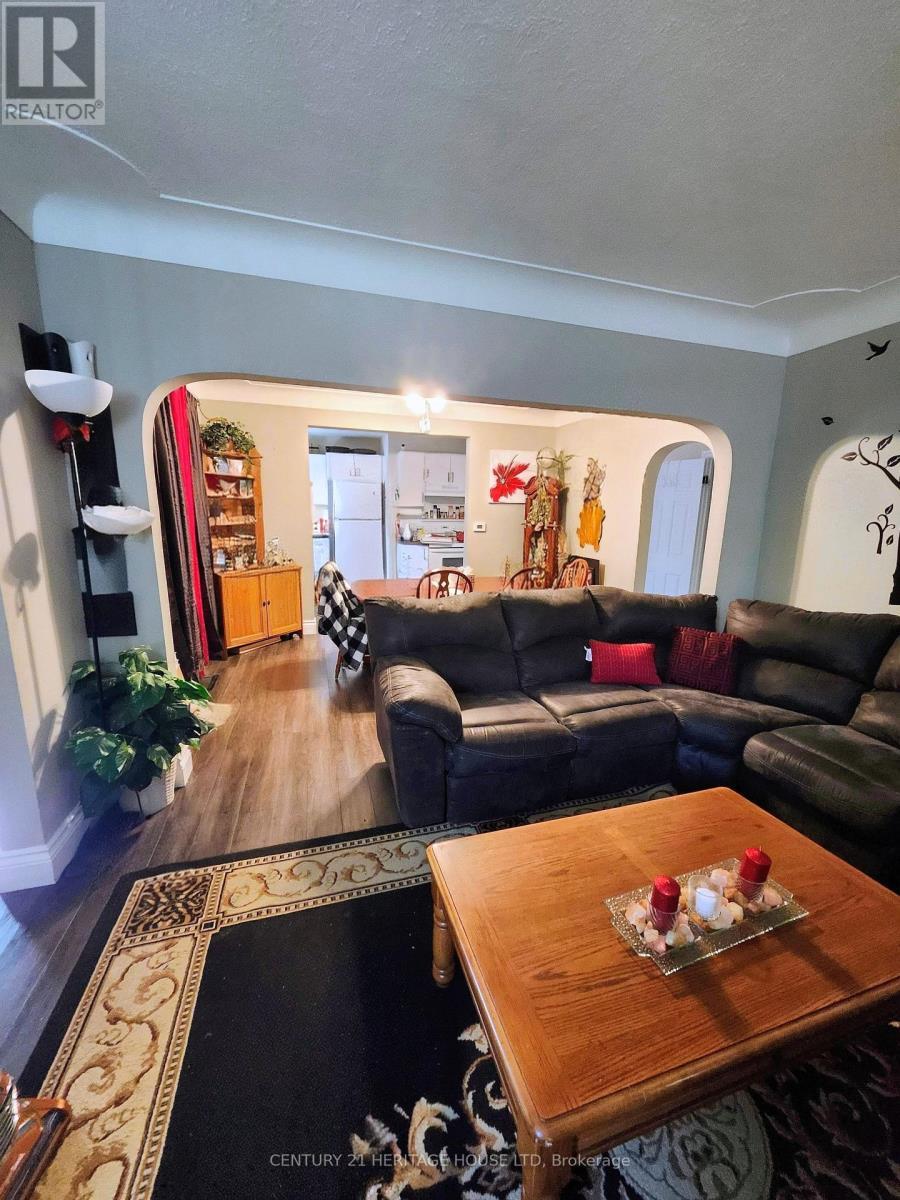 11 Barnes Street, St. Thomas, ON - Indoor Photo Showing Living Room