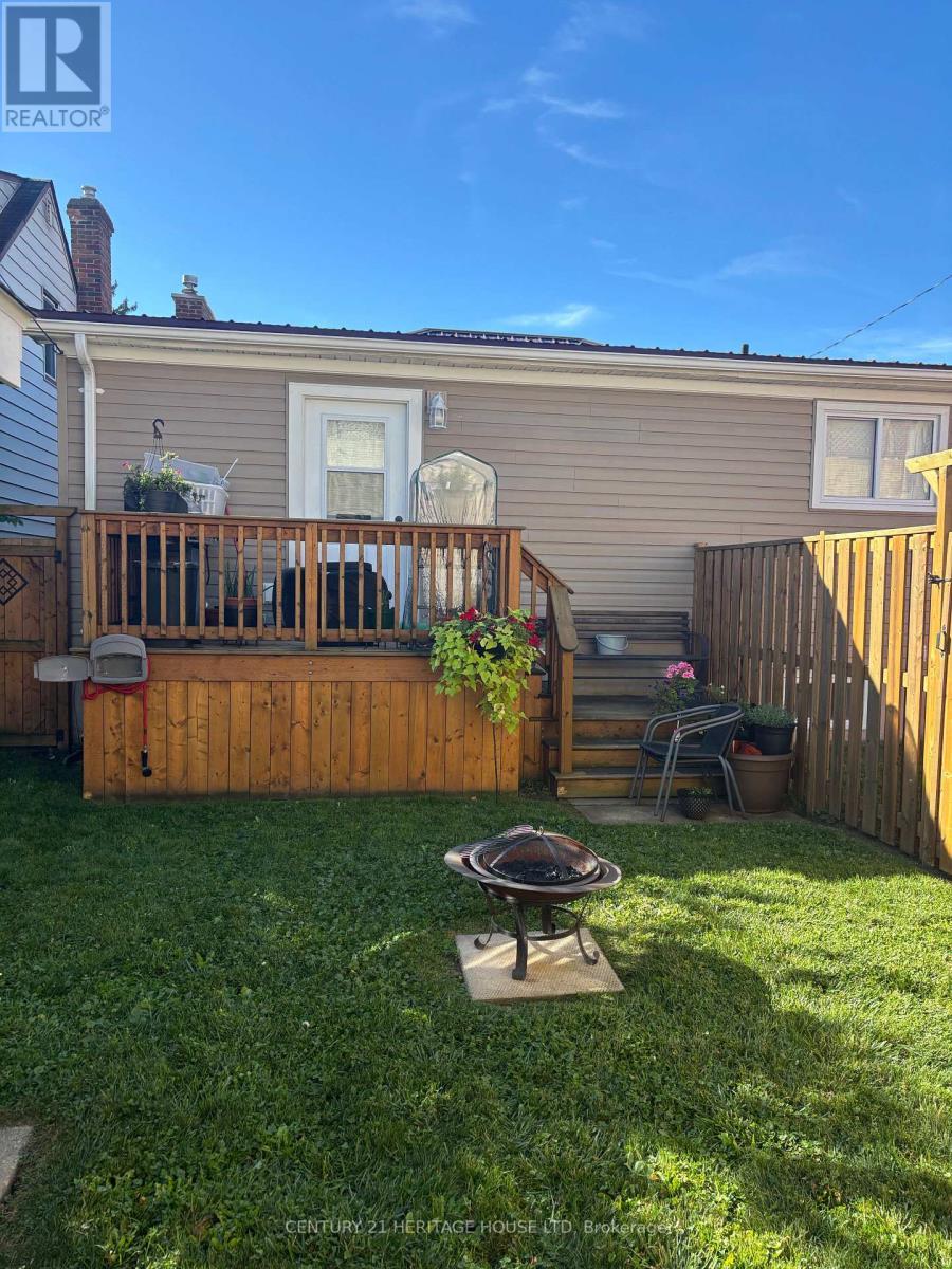 11 Barnes Street, St. Thomas, ON - Outdoor With Deck Patio Veranda