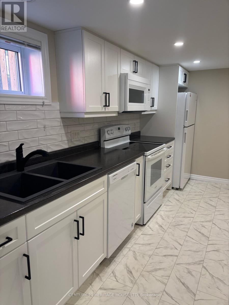 11 Barnes Street, St. Thomas, ON - Indoor Photo Showing Kitchen With Double Sink