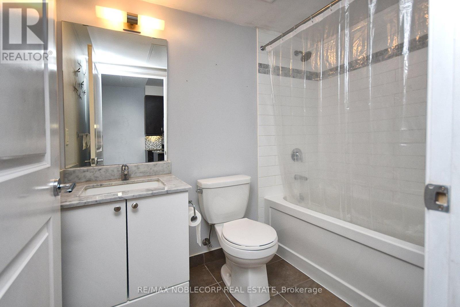 802 - 1185 The Queensway, Toronto, ON - Indoor Photo Showing Bathroom