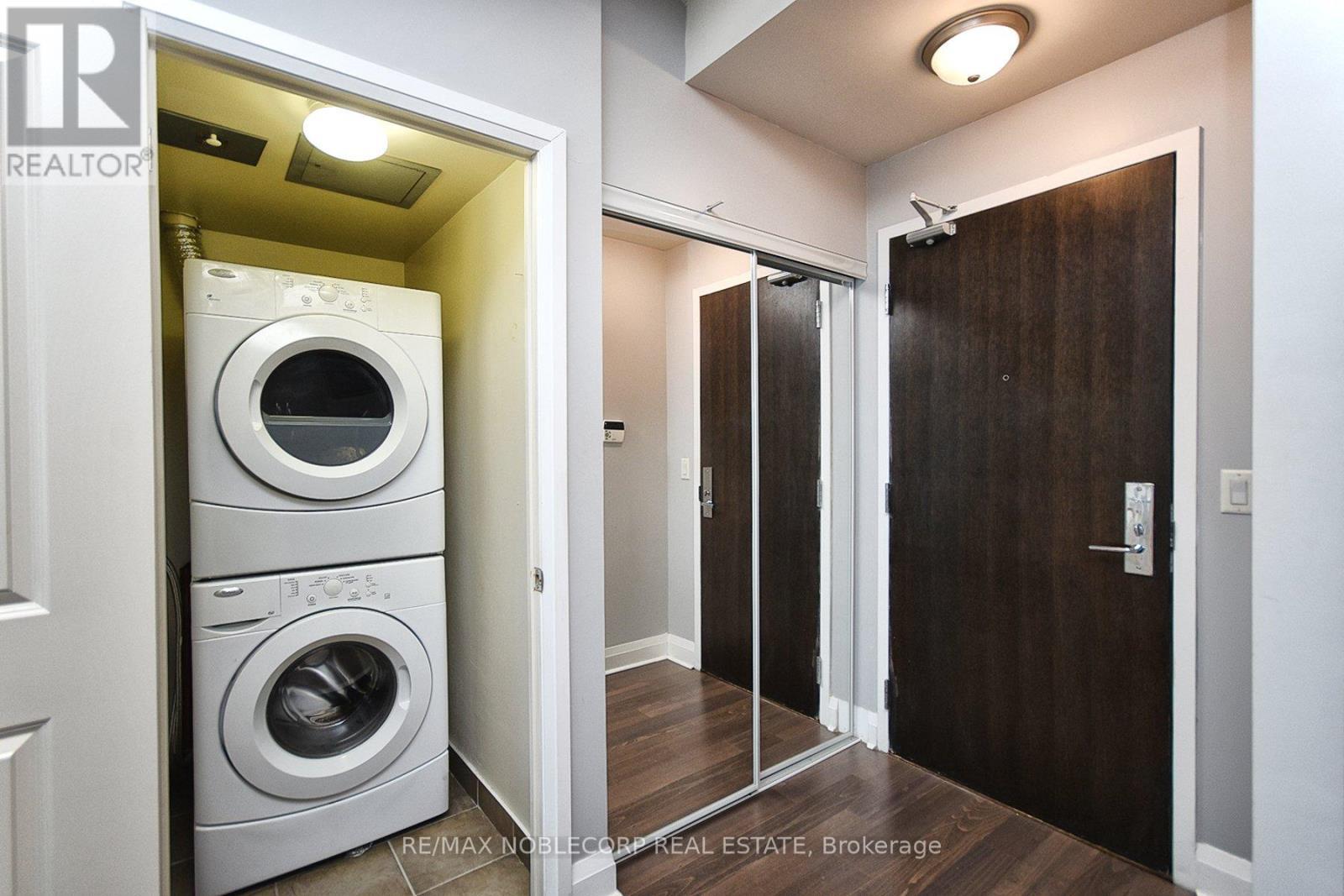802 - 1185 The Queensway, Toronto, ON - Indoor Photo Showing Laundry Room