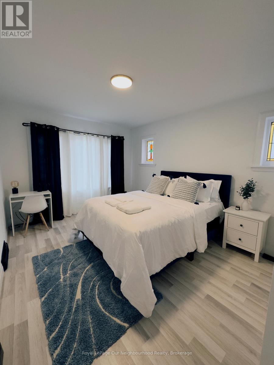Main - 196 Walnut Street S, Hamilton, ON - Indoor Photo Showing Bedroom
