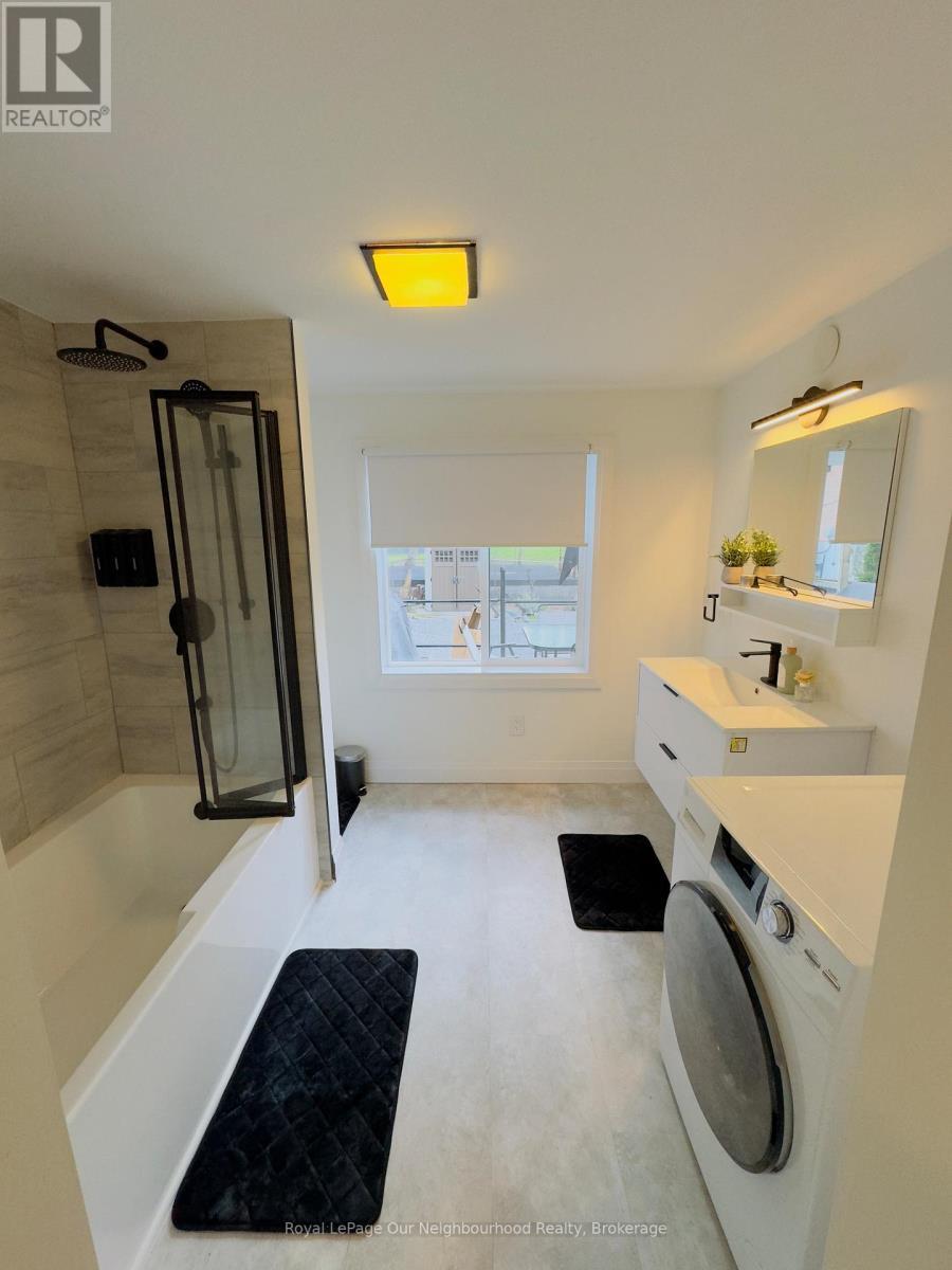 Main - 196 Walnut Street S, Hamilton, ON - Indoor Photo Showing Bathroom