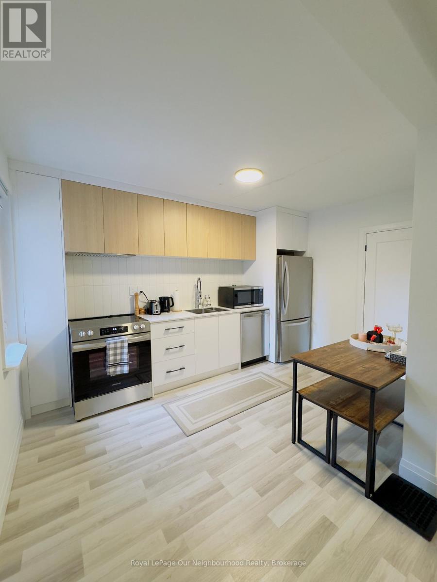Main - 196 Walnut Street S, Hamilton, ON - Indoor Photo Showing Kitchen