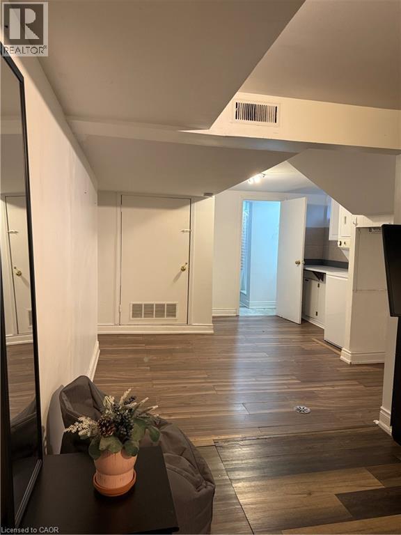 8 Myrtle Avenue Unit# Lower, St. Catharines, ON - Indoor Photo Showing Other Room