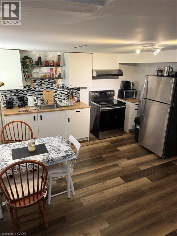 8 Myrtle Avenue Unit# Lower, St. Catharines, ON - Indoor Photo Showing Kitchen