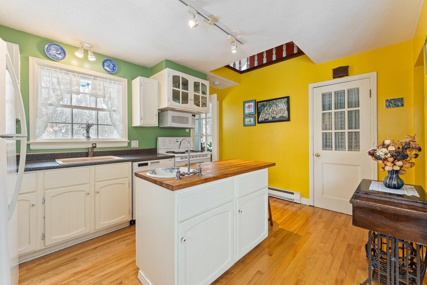 Kitchen - 1871 Ch. Goddard, Sherbrooke (Fleurimont), QC - Indoor Photo Showing Kitchen
