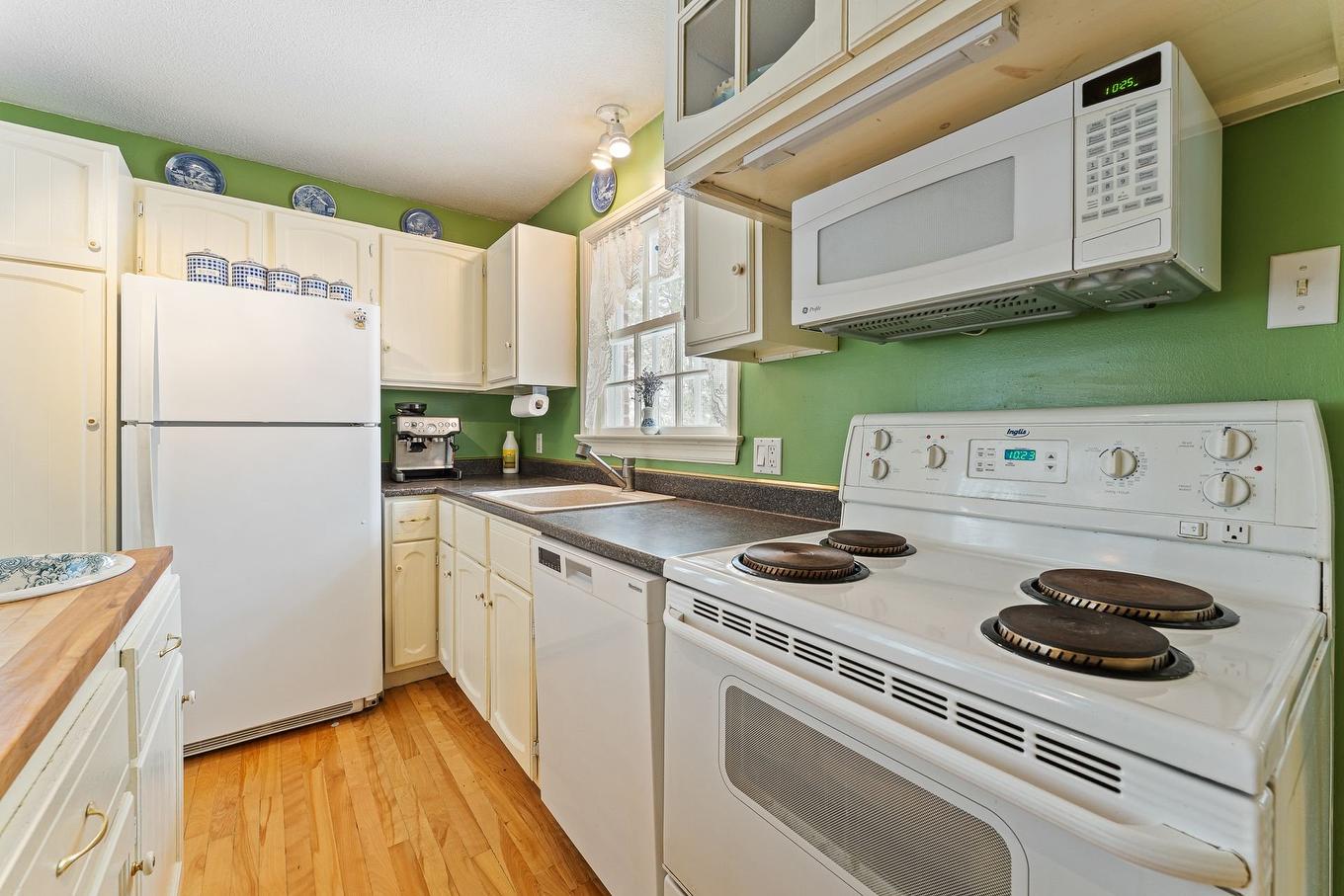 Kitchen - 1871 Ch. Goddard, Sherbrooke (Fleurimont), QC - Indoor Photo Showing Kitchen