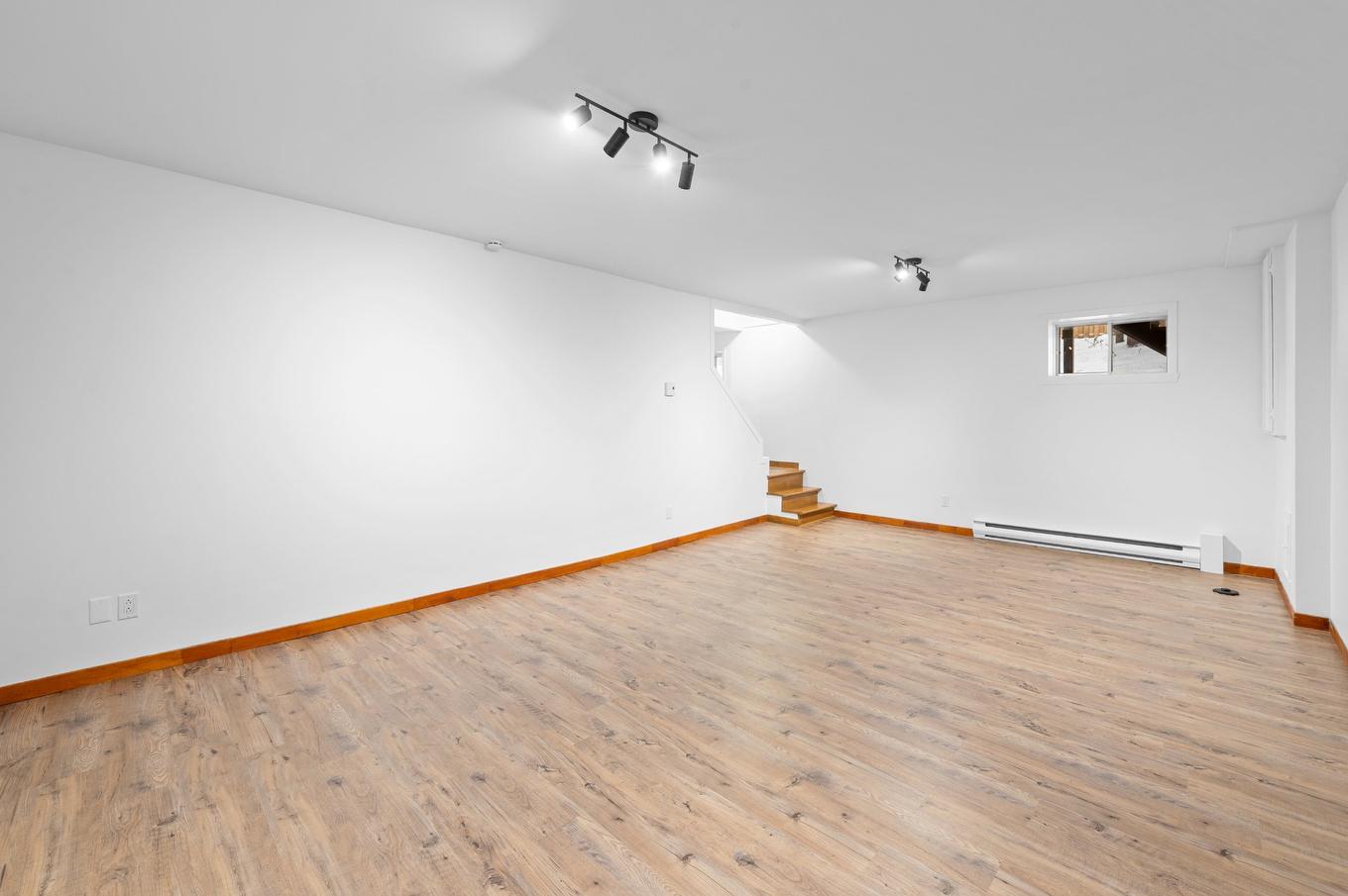 Salle familiale - 2351 Rue De L'Église, Val-David, QC - Indoor Photo Showing Other Room