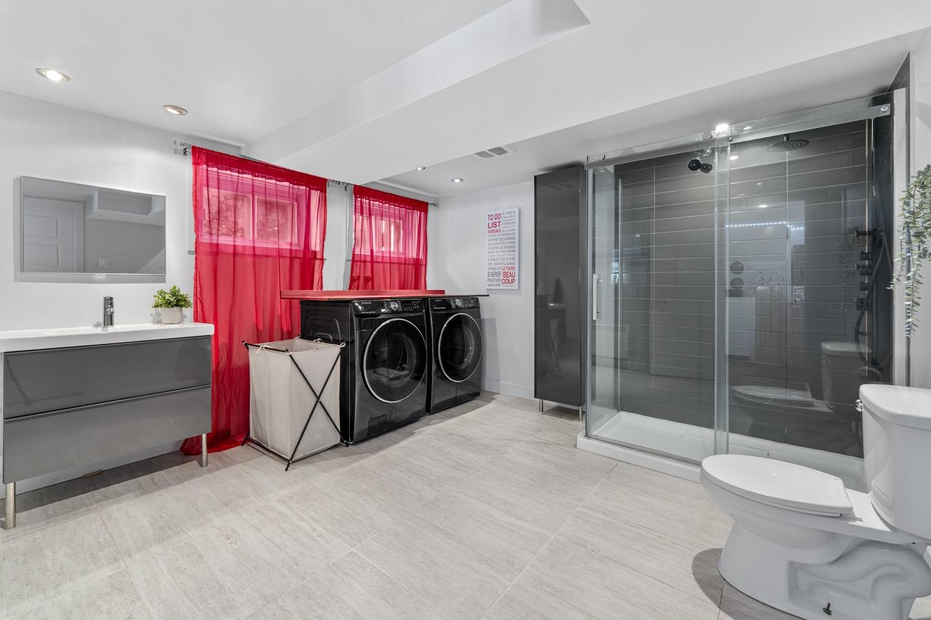 Bathroom - 54 Rue De La Concorde, Repentigny (Repentigny), QC - Indoor Photo Showing Laundry Room