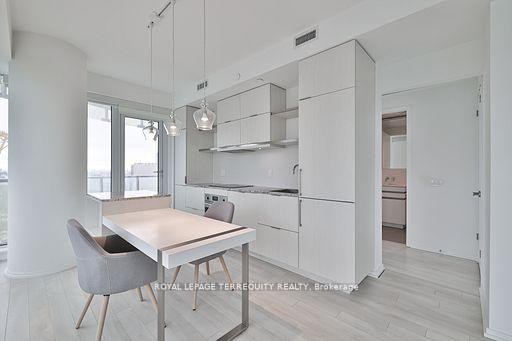 2709-197 Yonge Street, Toronto, ON - Indoor