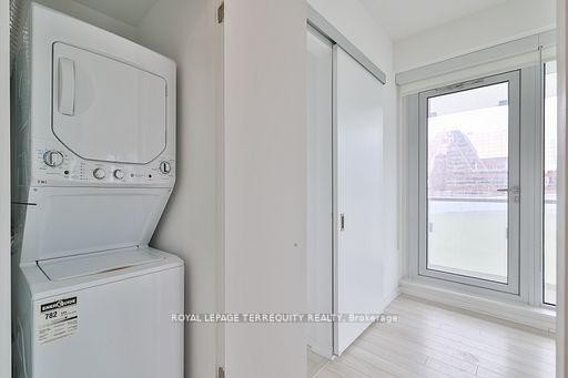 2709-197 Yonge Street, Toronto, ON - Indoor Photo Showing Laundry Room
