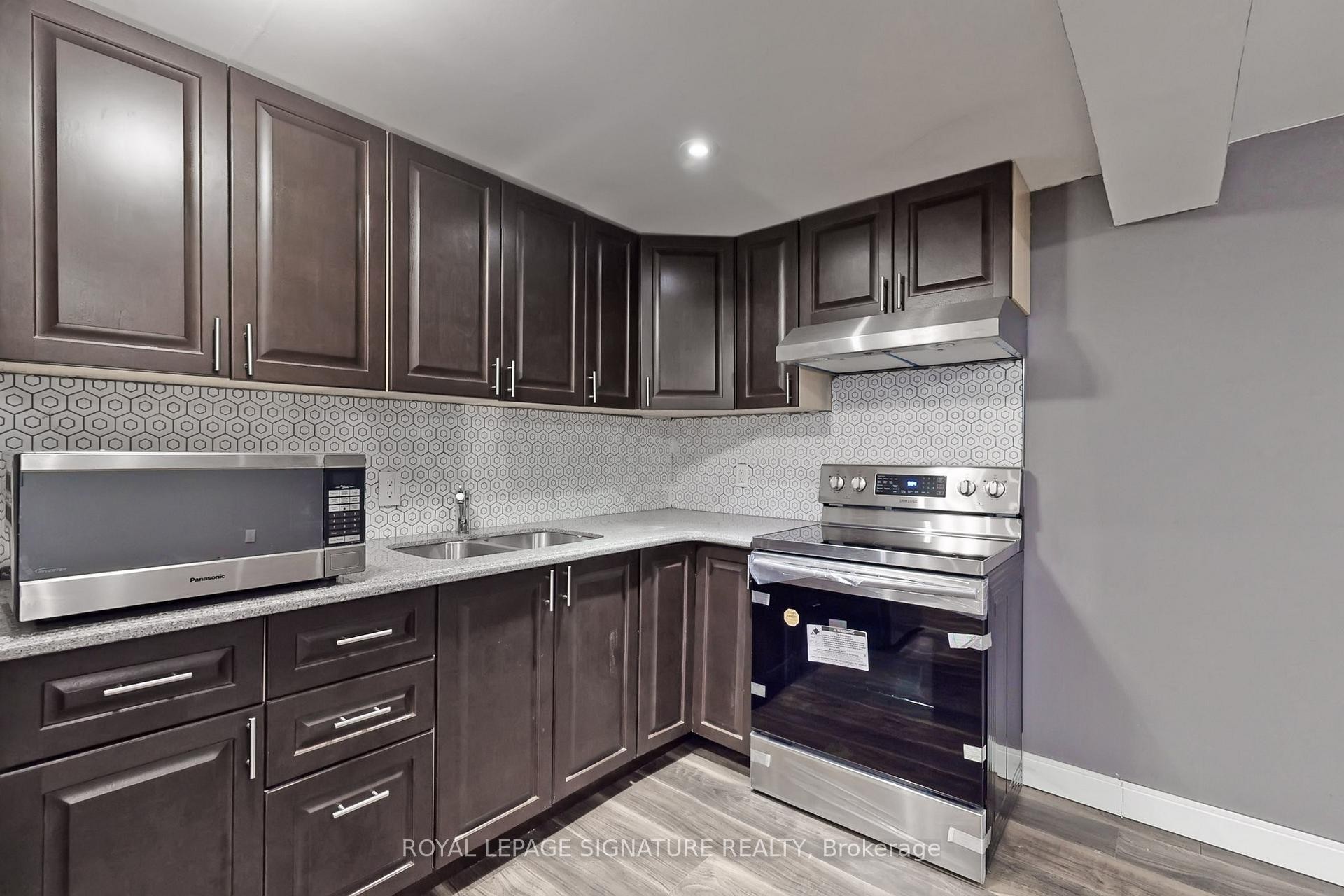 Bsmt-7 Boundy Crescent, Toronto, ON - Indoor Photo Showing Kitchen With Double Sink