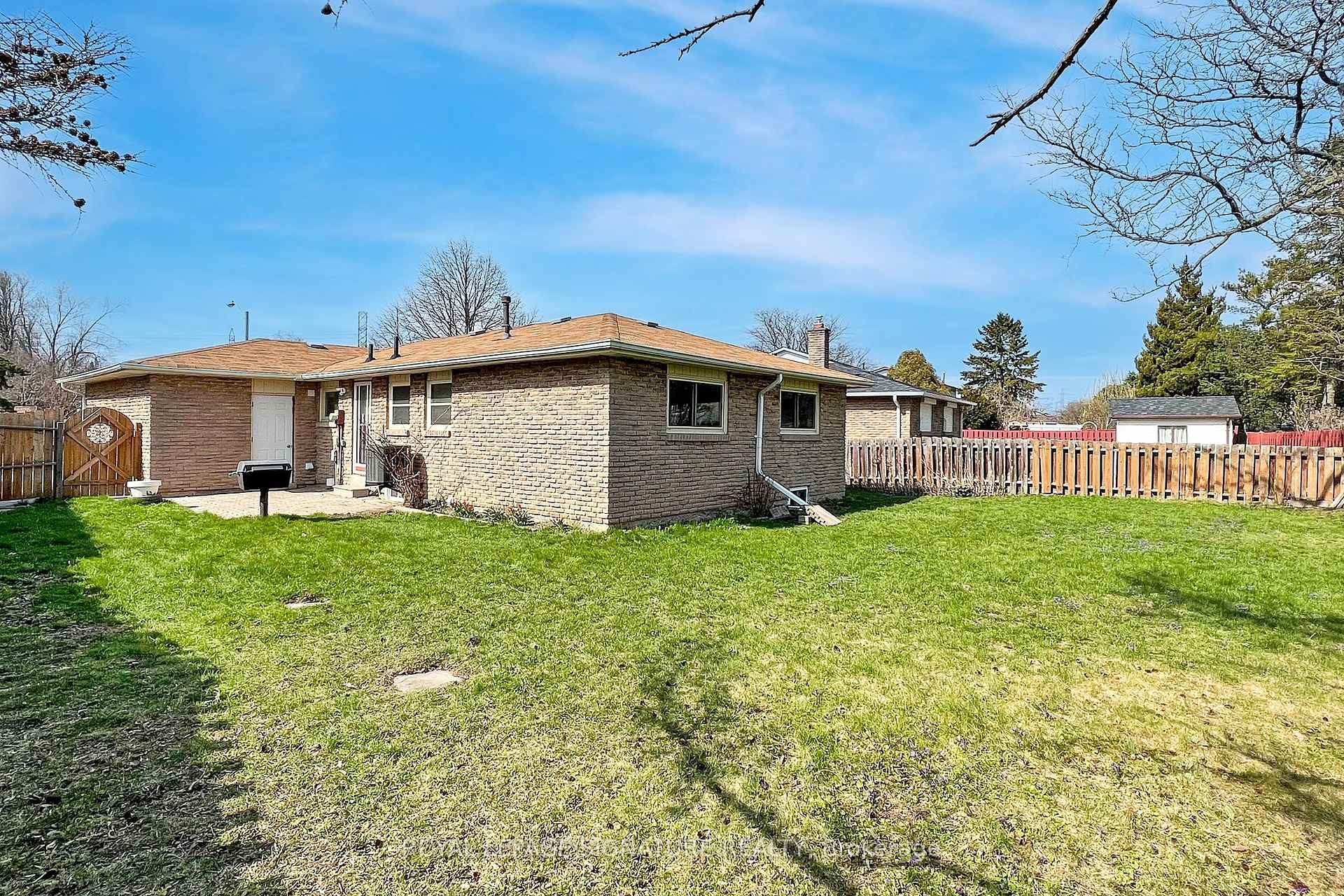 Bsmt-7 Boundy Crescent, Toronto, ON - Outdoor