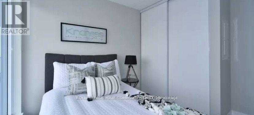 5211 - 5 Buttermill Avenue, Vaughan, ON - Indoor Photo Showing Bedroom