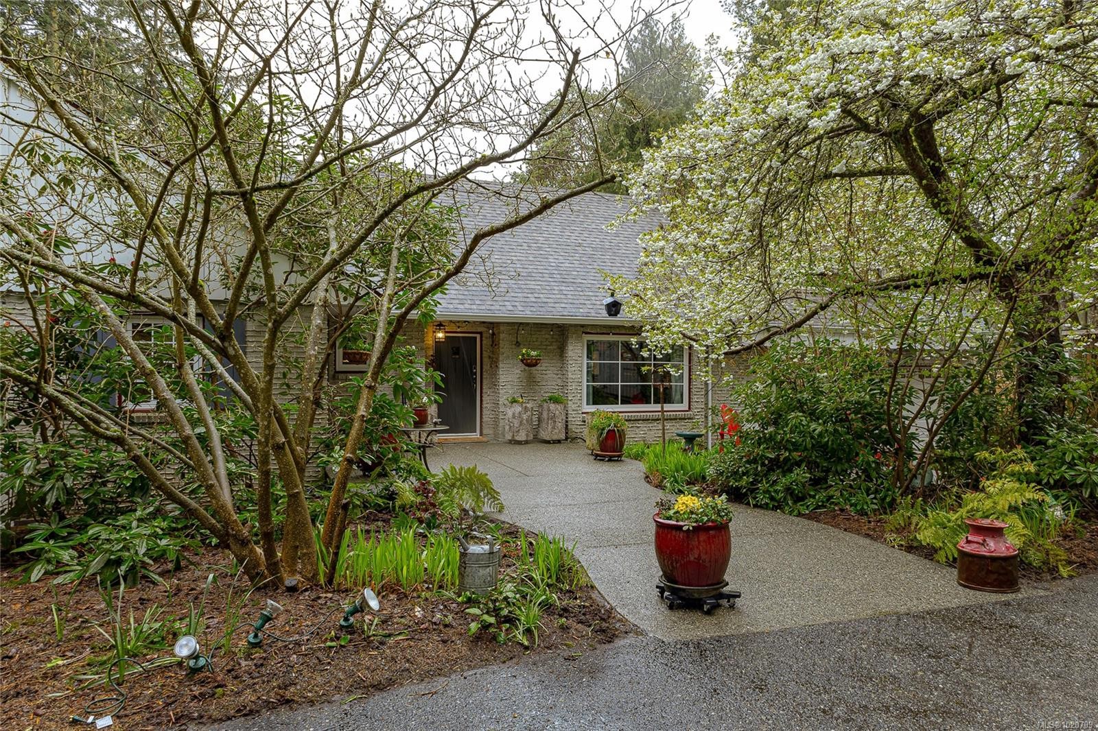 5182 Santa Clara Ave, Saanich, BC