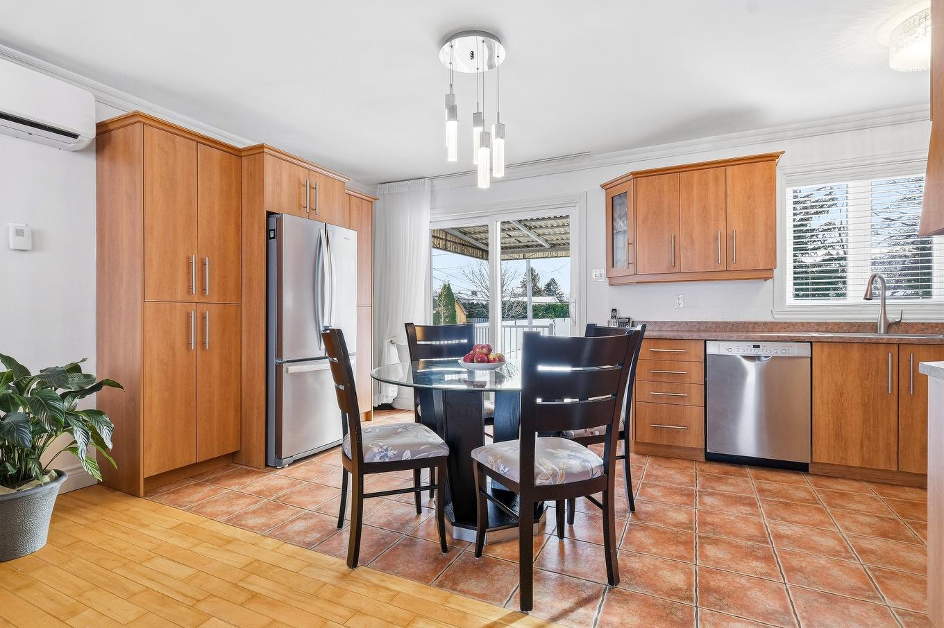 Dining room - 5615 Av. Raoul, Longueuil (Saint-Hubert), QC - Indoor