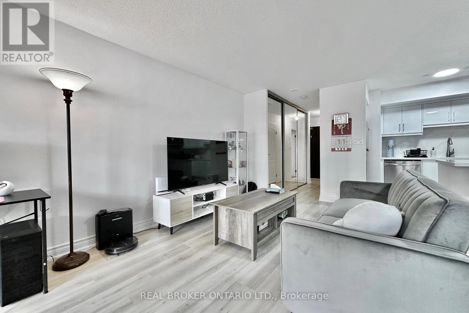 518 - 25 The Esplanade, Toronto, ON - Indoor Photo Showing Living Room