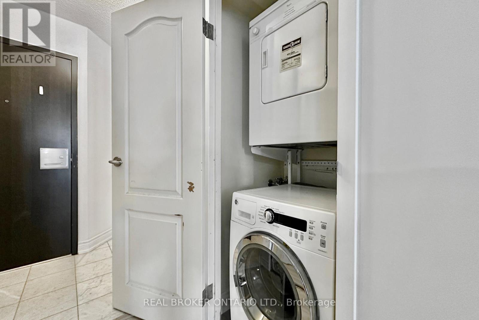 518 - 25 The Esplanade, Toronto, ON - Indoor Photo Showing Laundry Room