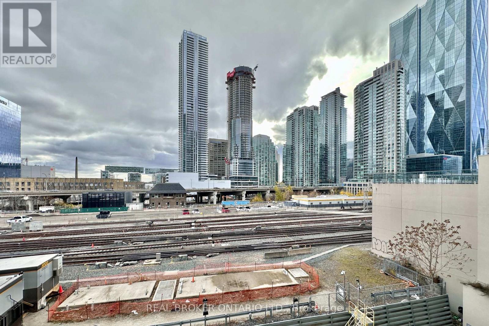 518 - 25 The Esplanade, Toronto, ON - Outdoor With Facade