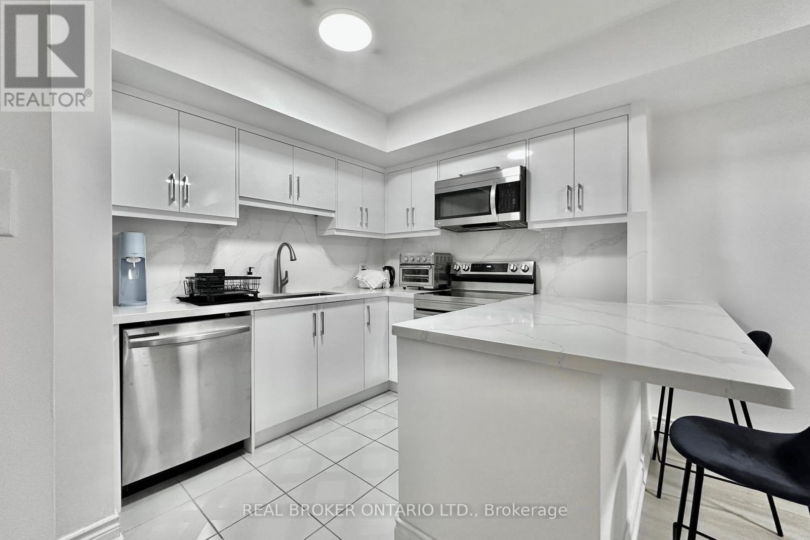 518 - 25 The Esplanade, Toronto, ON - Indoor Photo Showing Kitchen With Upgraded Kitchen
