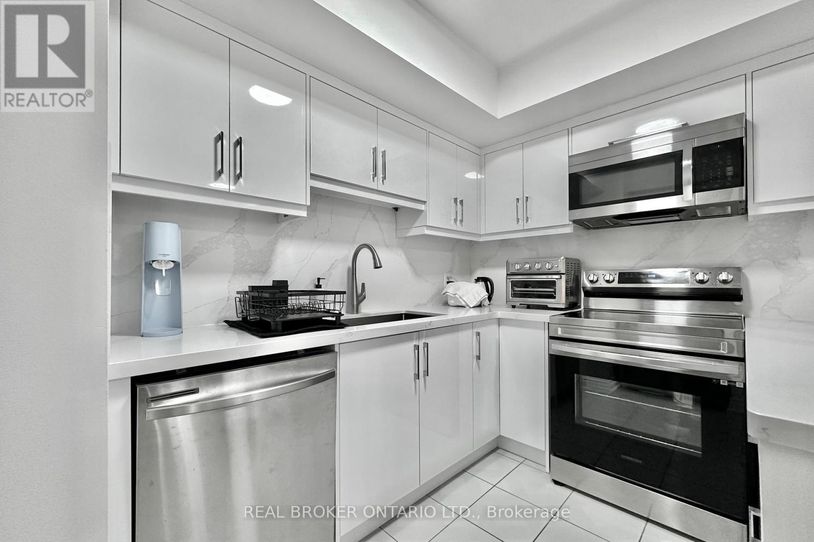 518 - 25 The Esplanade, Toronto, ON - Indoor Photo Showing Kitchen With Upgraded Kitchen