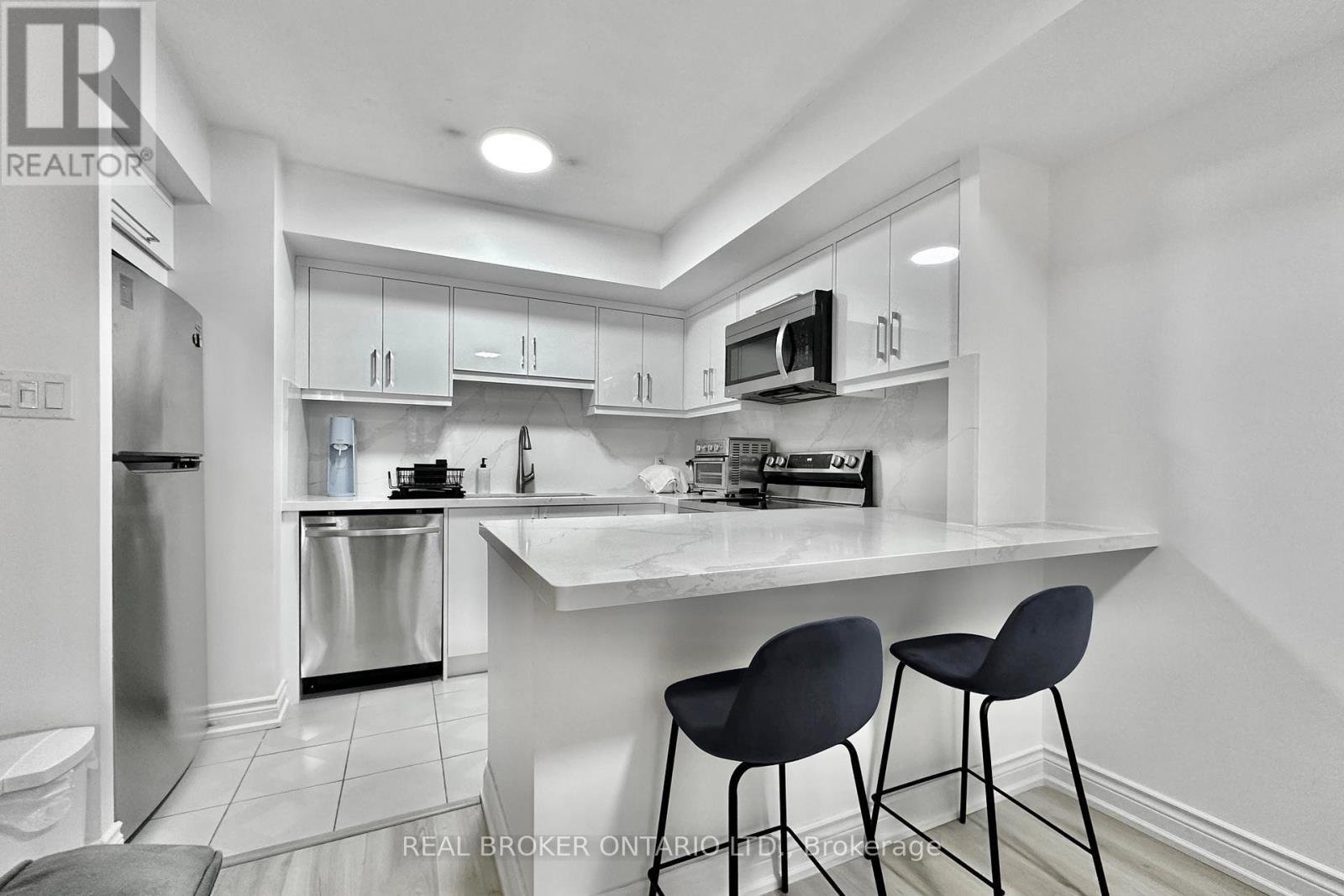 518 - 25 The Esplanade, Toronto, ON - Indoor Photo Showing Kitchen With Upgraded Kitchen