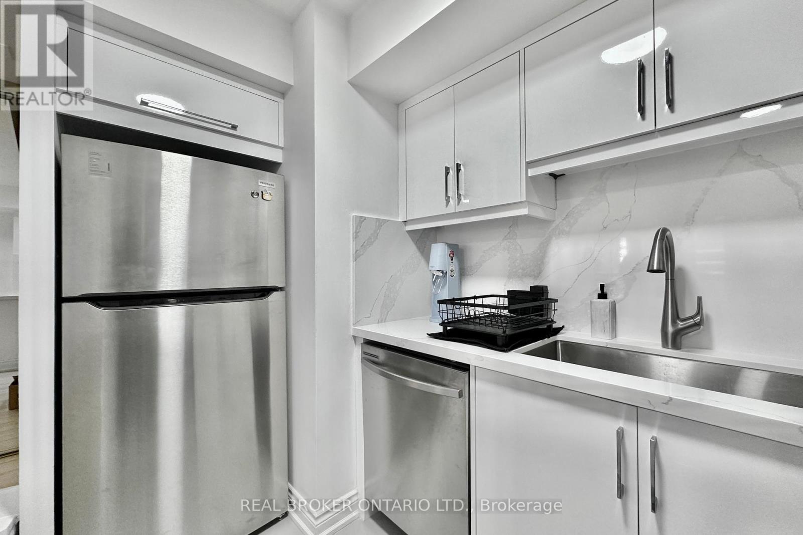 518 - 25 The Esplanade, Toronto, ON - Indoor Photo Showing Kitchen With Double Sink