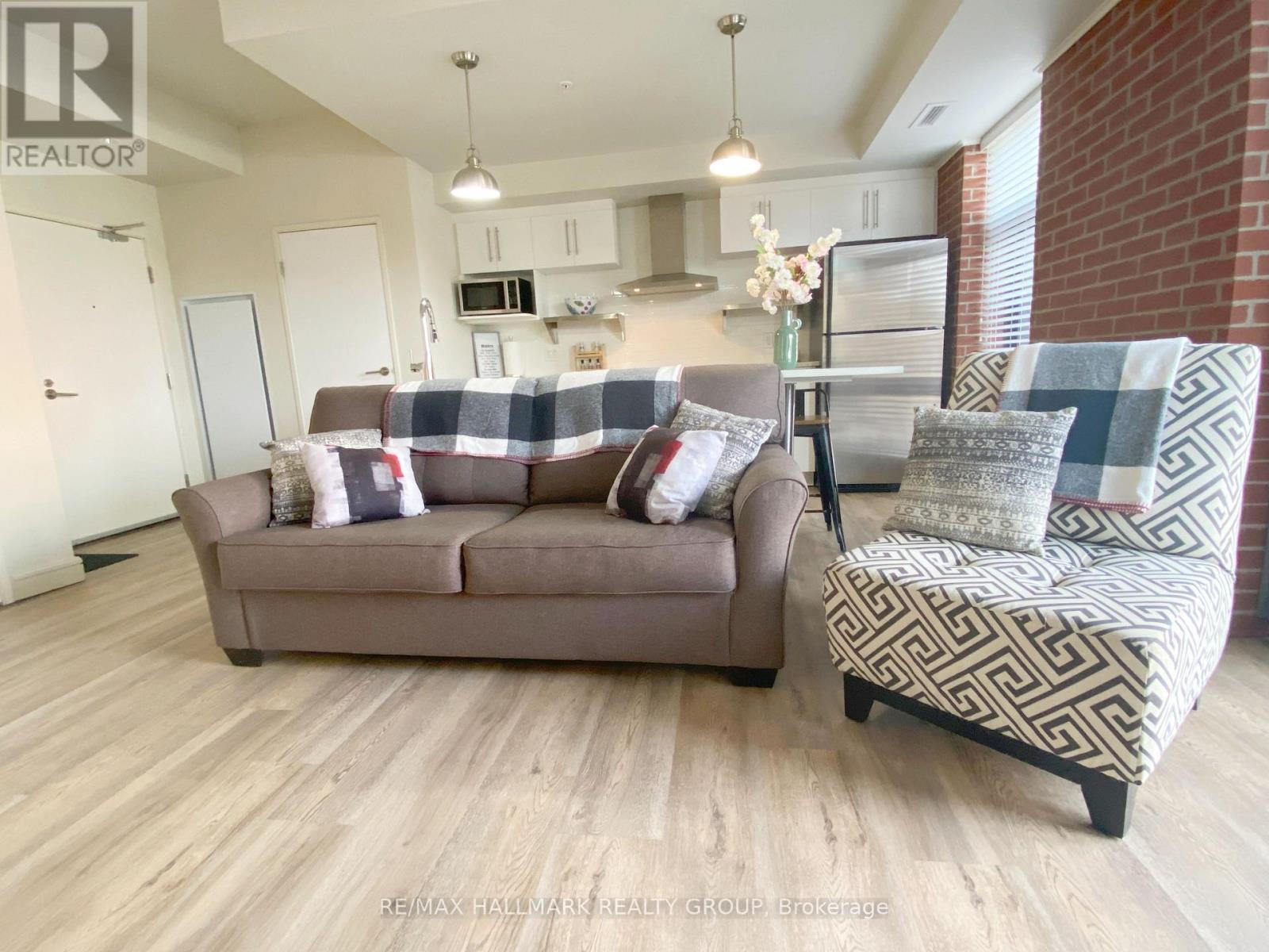 High ceilings & exposed brick wall - 208 - 555 Anand Private, Ottawa, ON - Indoor Photo Showing Living Room