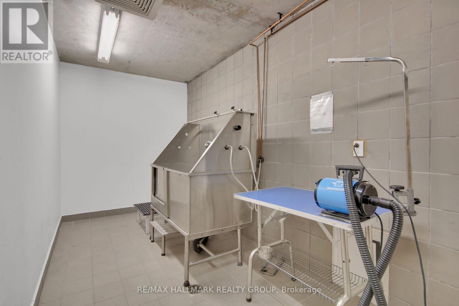 Dog washing station - 208 - 555 Anand Private, Ottawa, ON - Indoor