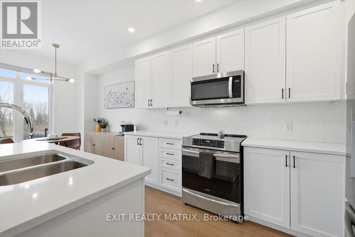 641 Putney Crescent, Ottawa, ON - Indoor Photo Showing Kitchen With Double Sink