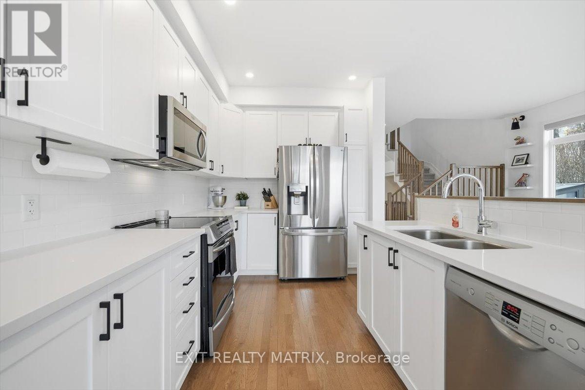 641 Putney Crescent, Ottawa, ON - Indoor Photo Showing Kitchen With Double Sink With Upgraded Kitchen