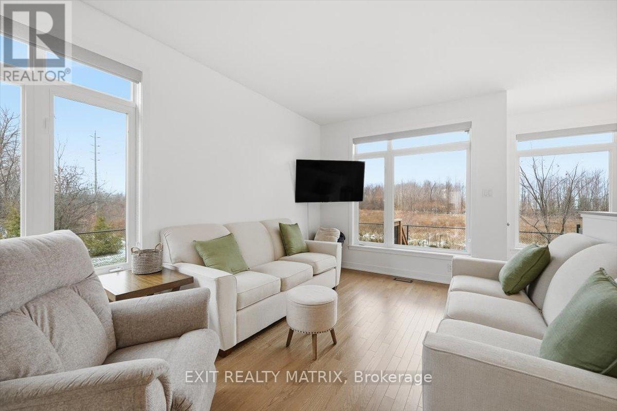 641 Putney Crescent, Ottawa, ON - Indoor Photo Showing Living Room