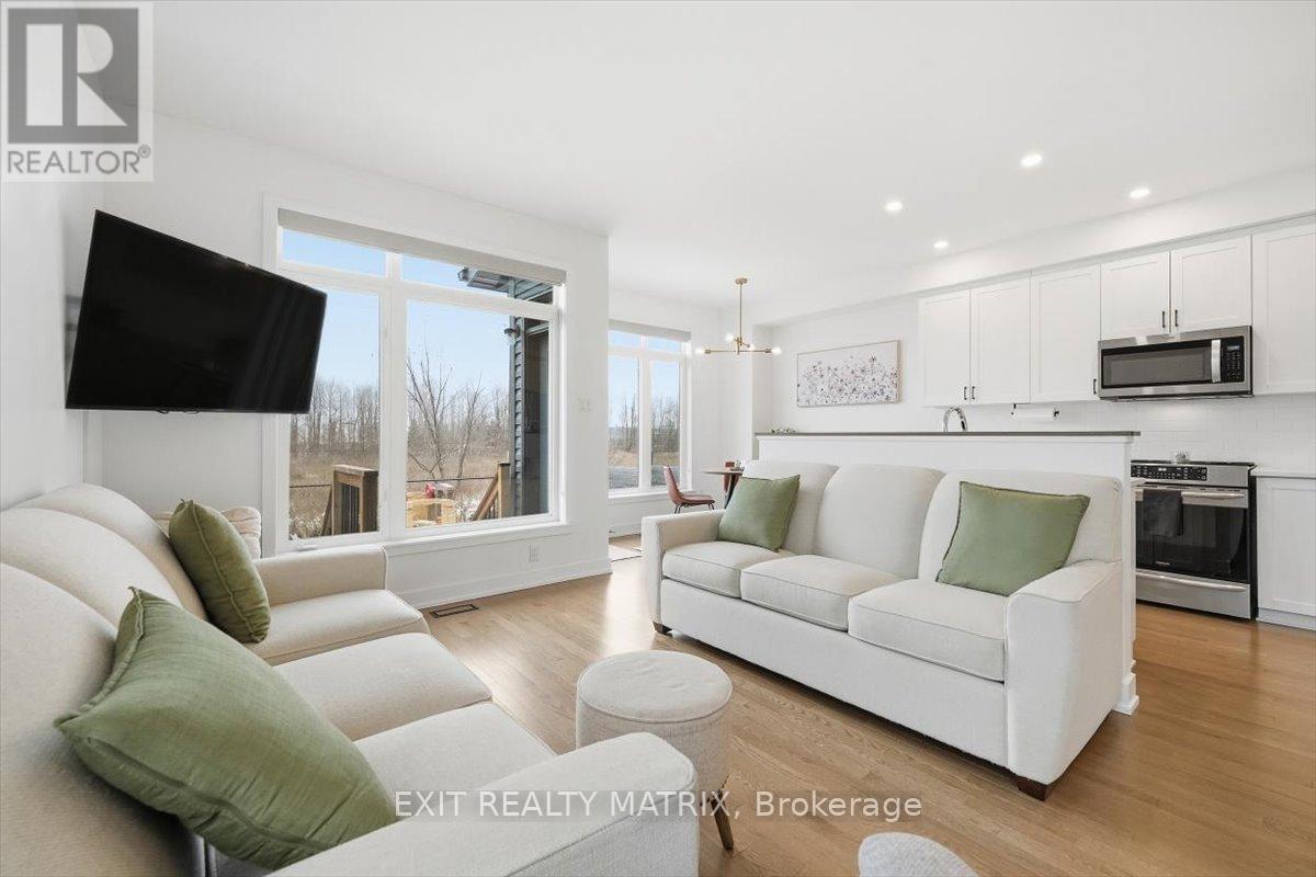 641 Putney Crescent, Ottawa, ON - Indoor Photo Showing Living Room