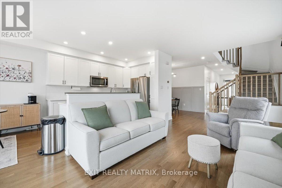 641 Putney Crescent, Ottawa, ON - Indoor Photo Showing Living Room