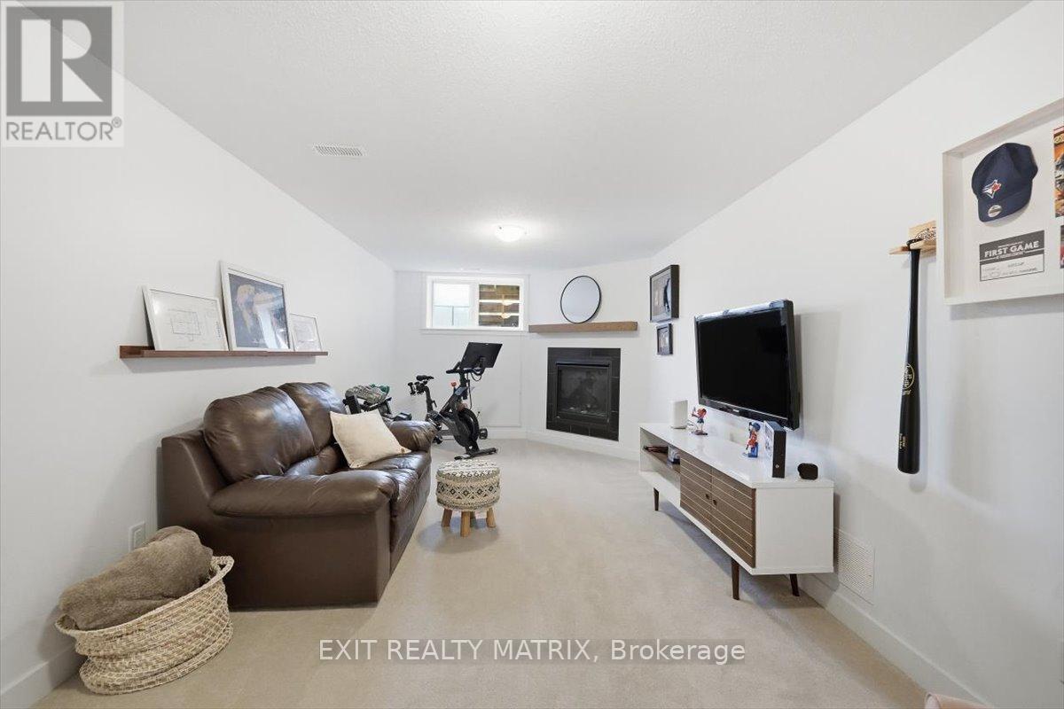 641 Putney Crescent, Ottawa, ON - Indoor With Fireplace