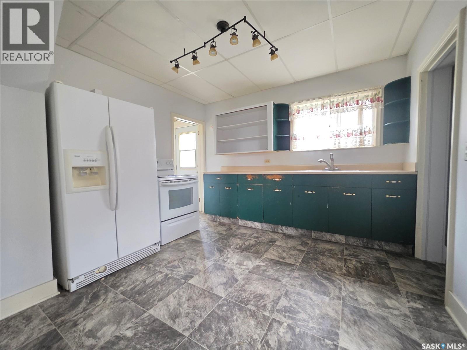 409 2Nd Avenue Ne, Swift Current, SK - Indoor Photo Showing Kitchen
