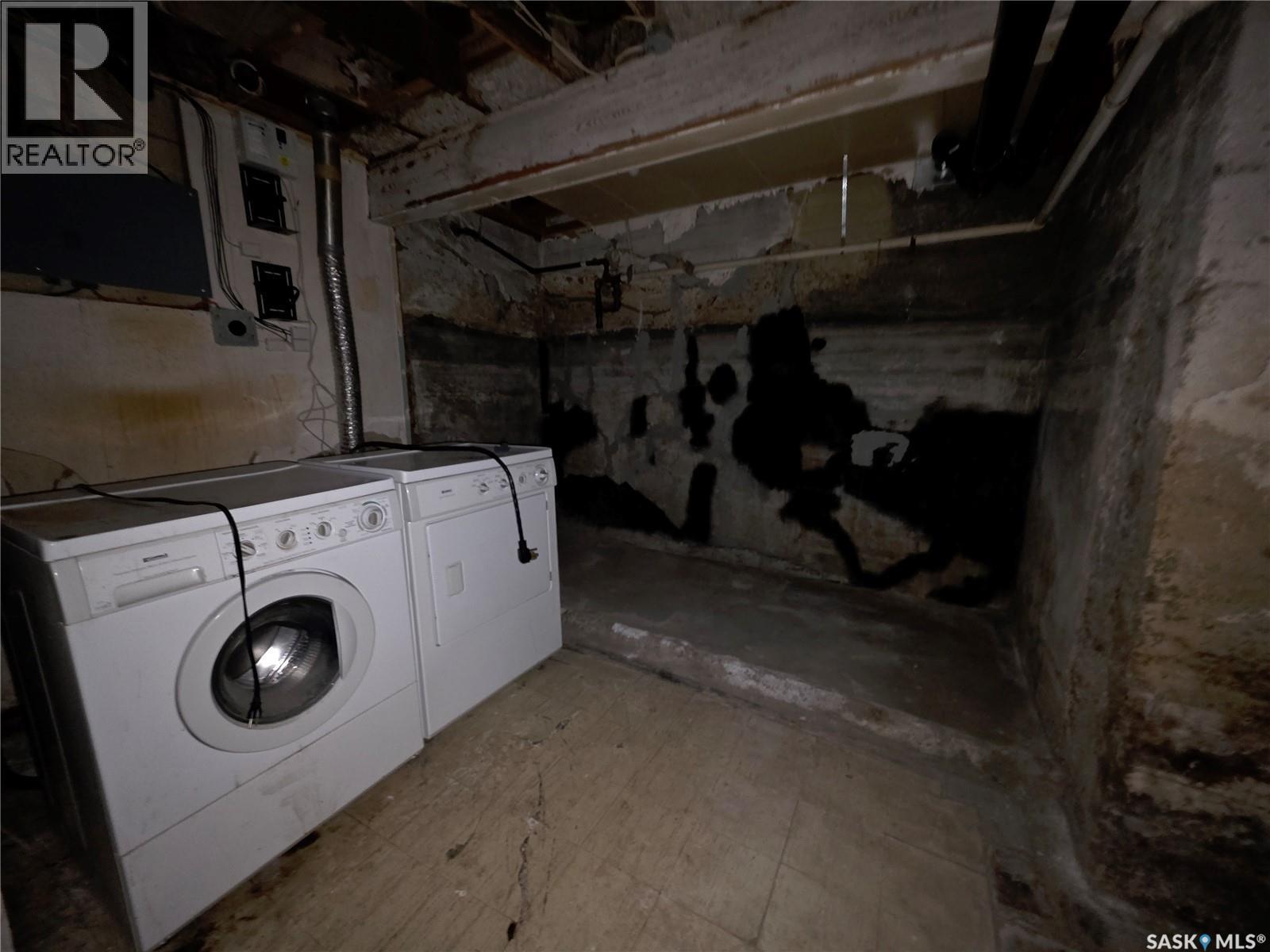 409 2Nd Avenue Ne, Swift Current, SK - Indoor Photo Showing Laundry Room