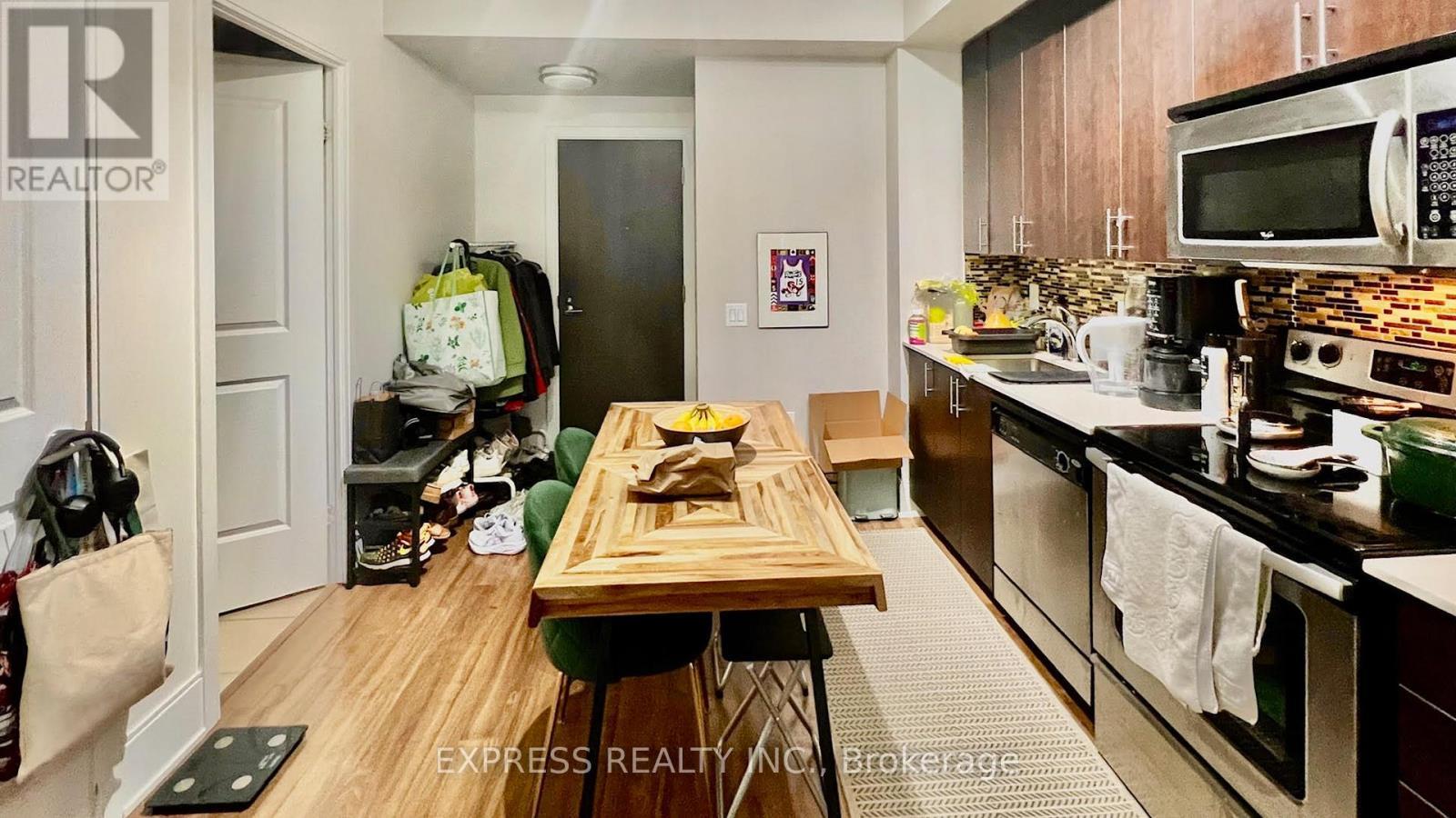 409 - 560 Front Street W, Toronto, ON - Indoor Photo Showing Kitchen