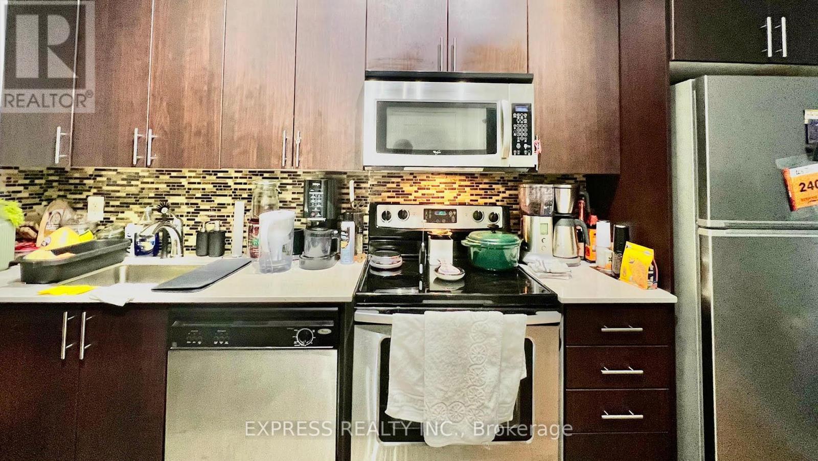 409 - 560 Front Street W, Toronto, ON - Indoor Photo Showing Kitchen