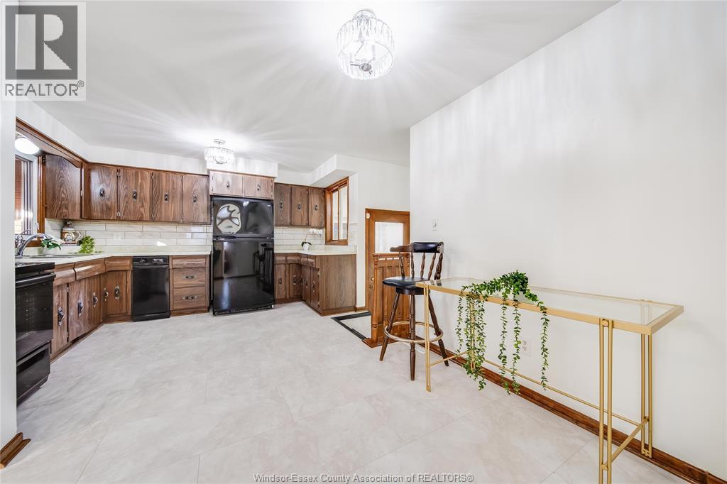 9223 Esplanade Drive, Windsor, ON - Indoor Photo Showing Kitchen