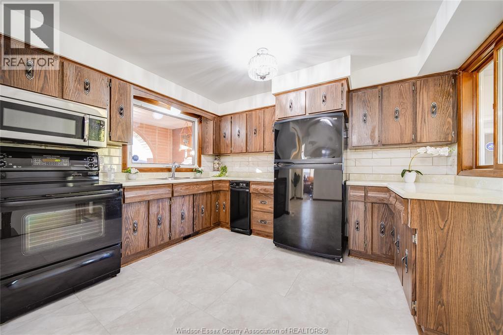 9223 Esplanade Drive, Windsor, ON - Indoor Photo Showing Kitchen