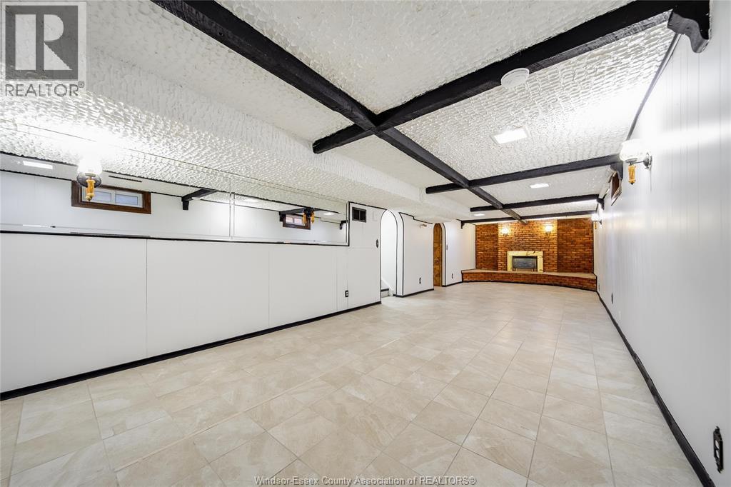 9223 Esplanade Drive, Windsor, ON - Indoor Photo Showing Garage