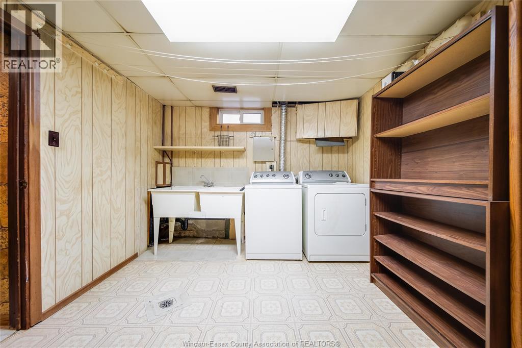 9223 Esplanade Drive, Windsor, ON - Indoor Photo Showing Laundry Room
