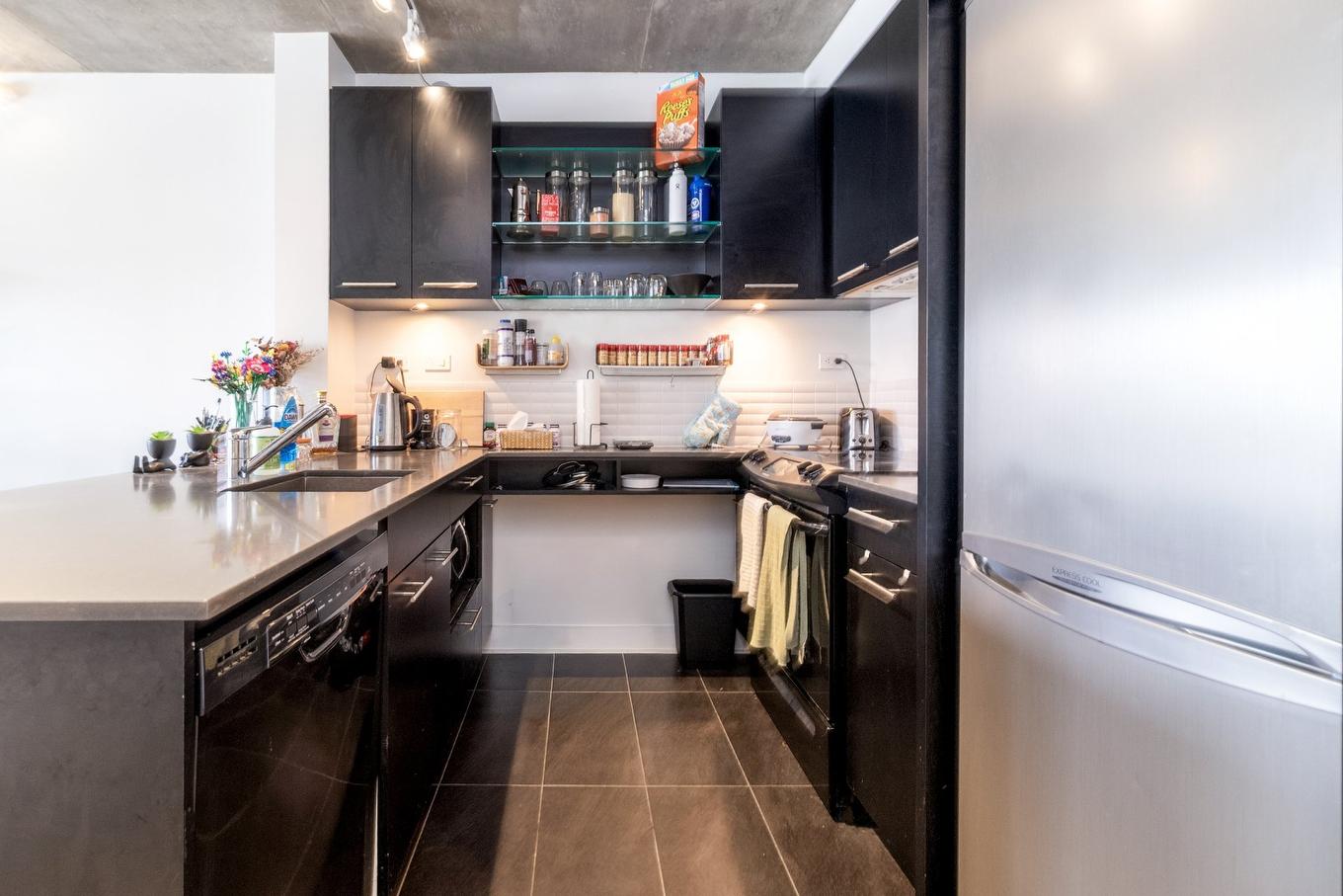 Cuisine - 907-1414 Rue Chomedey, Montréal (Ville-Marie), QC - Indoor Photo Showing Kitchen With Upgraded Kitchen