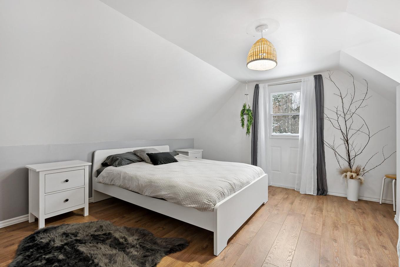 Primary bedroom - 352 Ch. Du Lac-Rossignol, Lac-Supérieur, QC - Indoor Photo Showing Bedroom