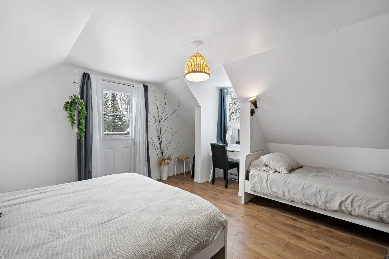 Primary bedroom - 352 Ch. Du Lac-Rossignol, Lac-Supérieur, QC - Indoor Photo Showing Bedroom