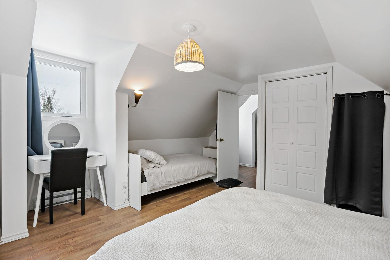 Primary bedroom - 352 Ch. Du Lac-Rossignol, Lac-Supérieur, QC - Indoor Photo Showing Bedroom