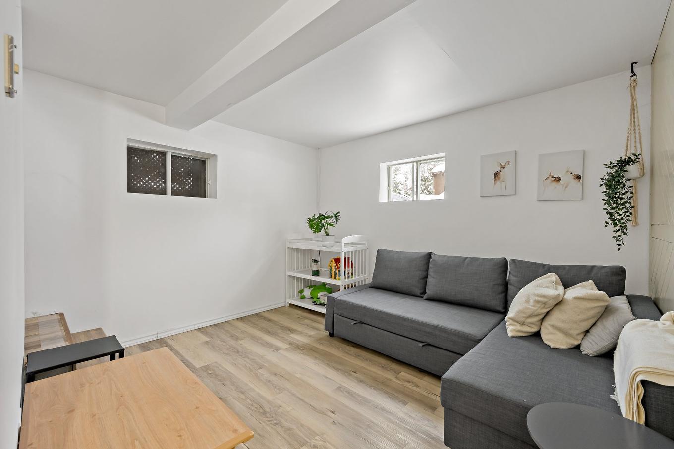 Living room - 352 Ch. Du Lac-Rossignol, Lac-Supérieur, QC - Indoor Photo Showing Living Room
